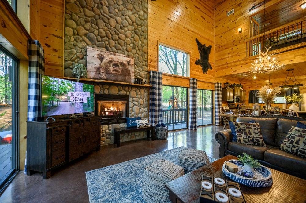 Hickory Bear - Cabin surrounded by pines, Sleeps 10, Hot Tub, Fire Pit, Arcade, Foosball Table & Deck Slide